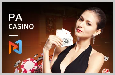 Cô gái dealer xinh đẹp đang chia bài trong sòng bạc trực tuyến